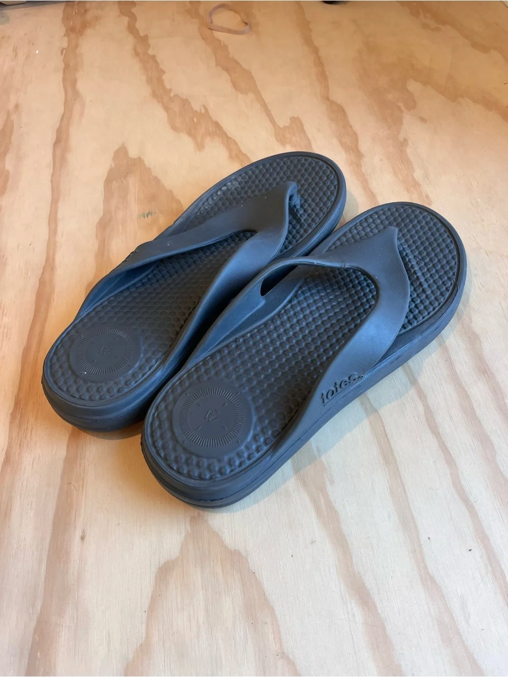 Men’s sandals flip flops totes Black Textured Foam comfort water beach sz 12